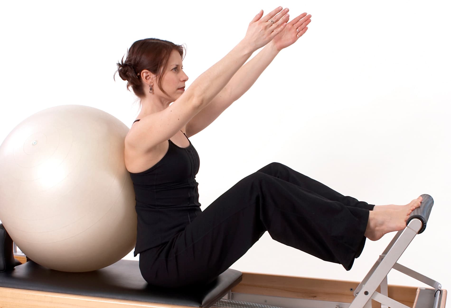 “Mulher realizando exercício de pilates para alívio de dor lombar e descompressão discal”
