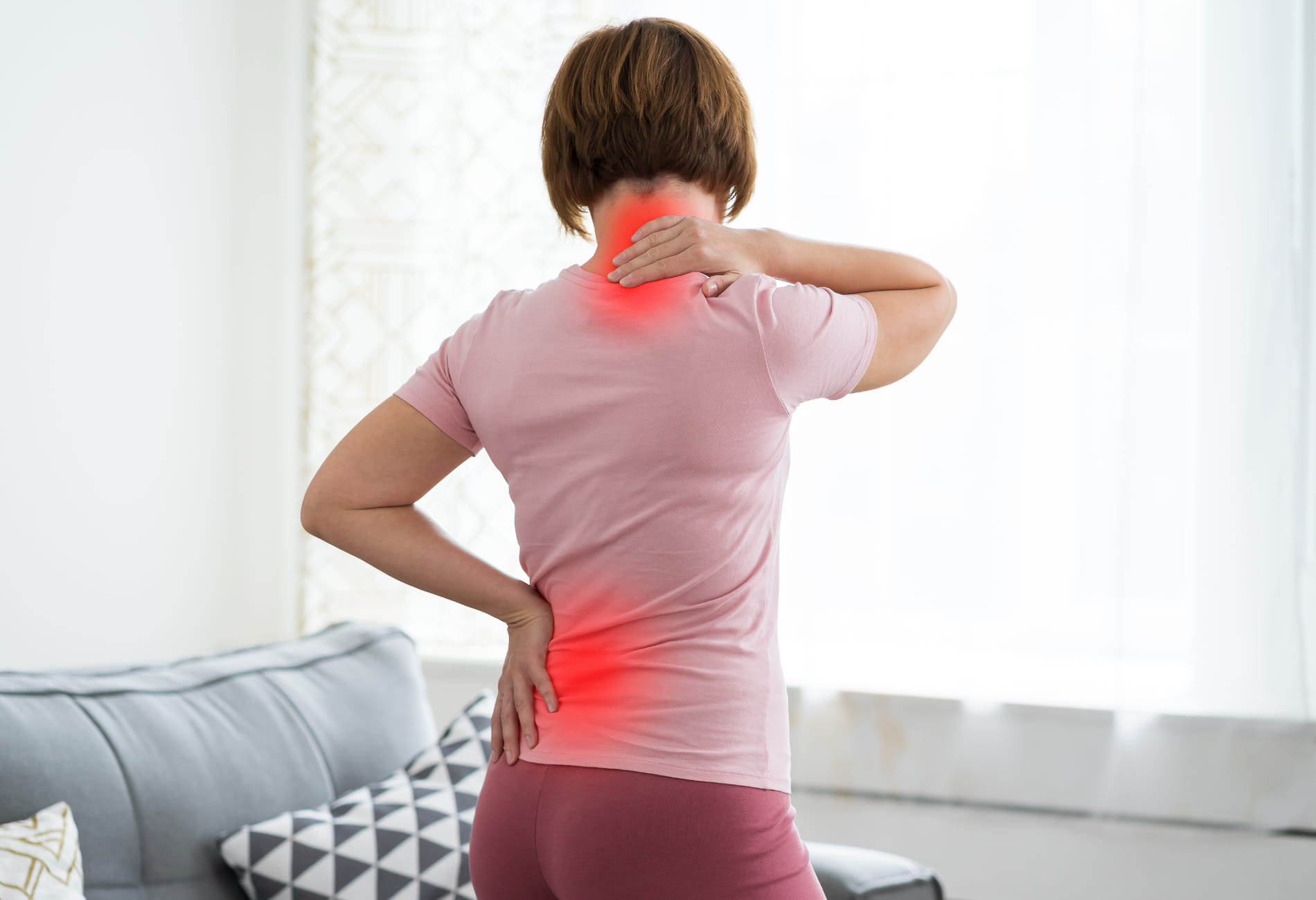 Mulher com dor cervical e lombar, indicando desconforto comum em casos de hérnia de disco