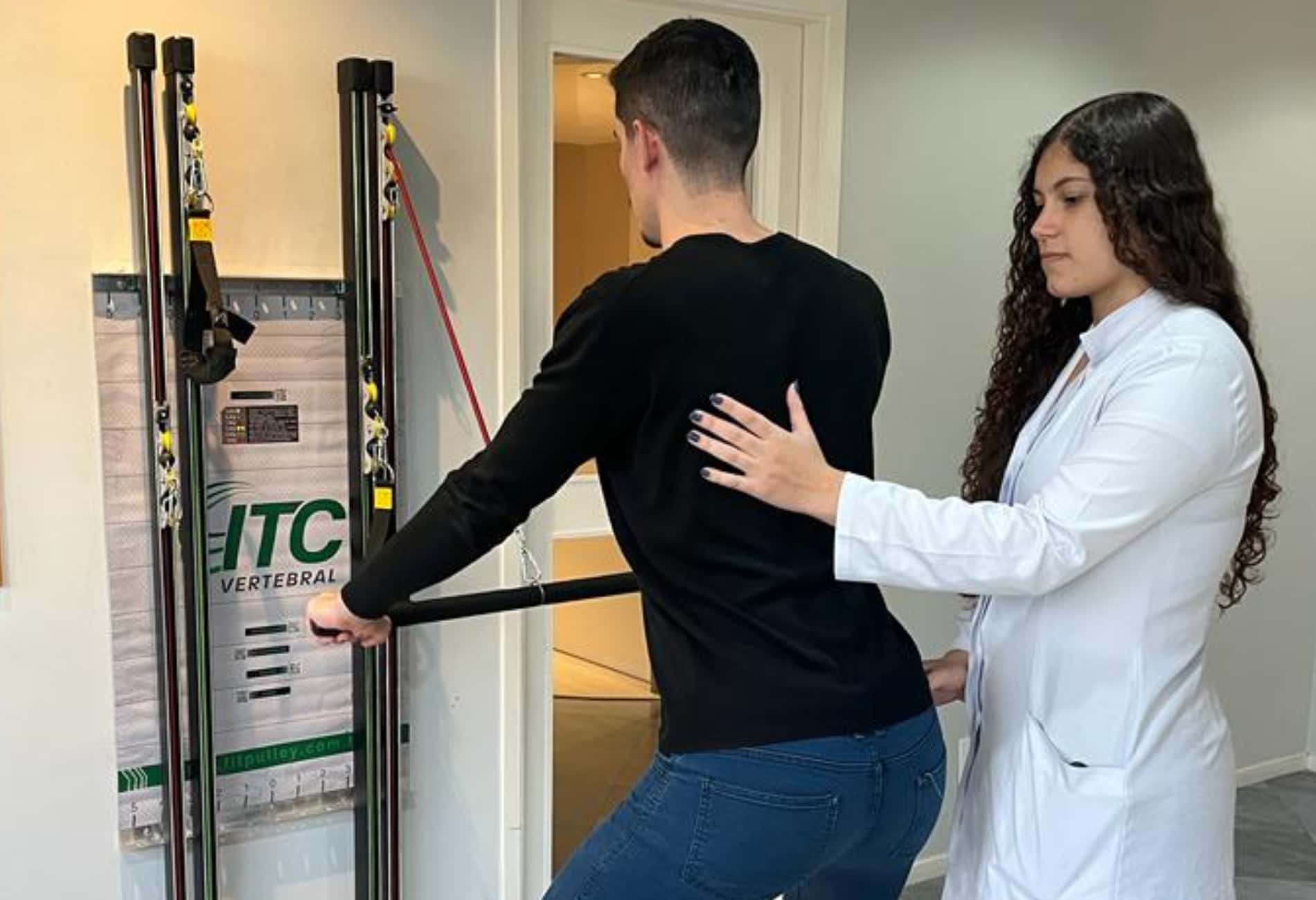 “Fisioterapeuta auxiliando paciente em exercício de fortalecimento para estenose espinhal e dor ciática”