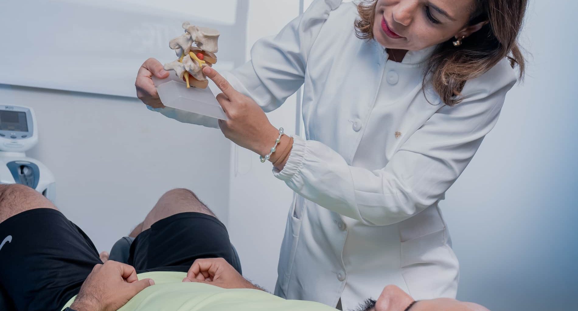 foto de como é a fisioterapia do itc vertebral