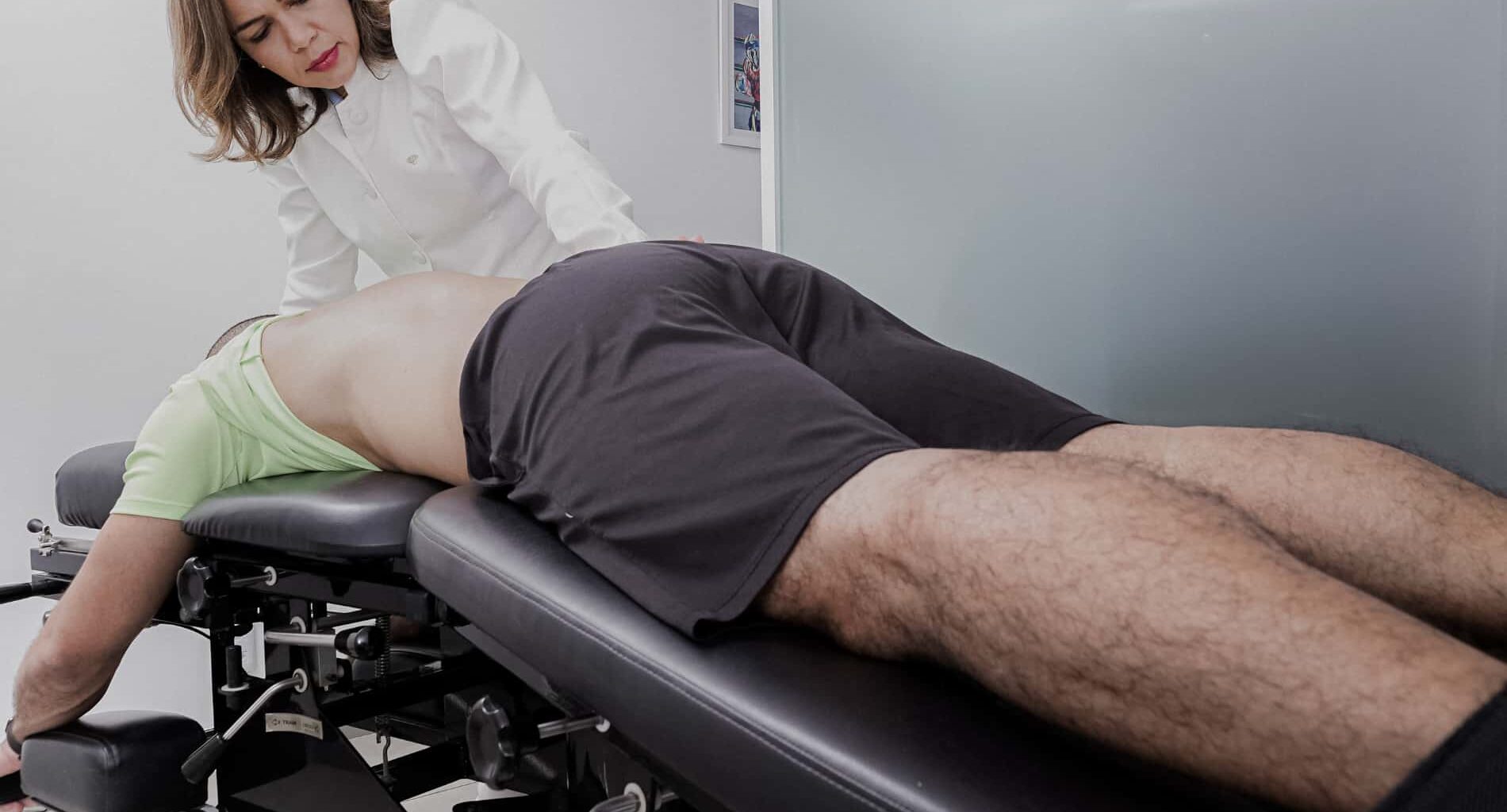 foto de como é a fisioterapia do itc vertebral