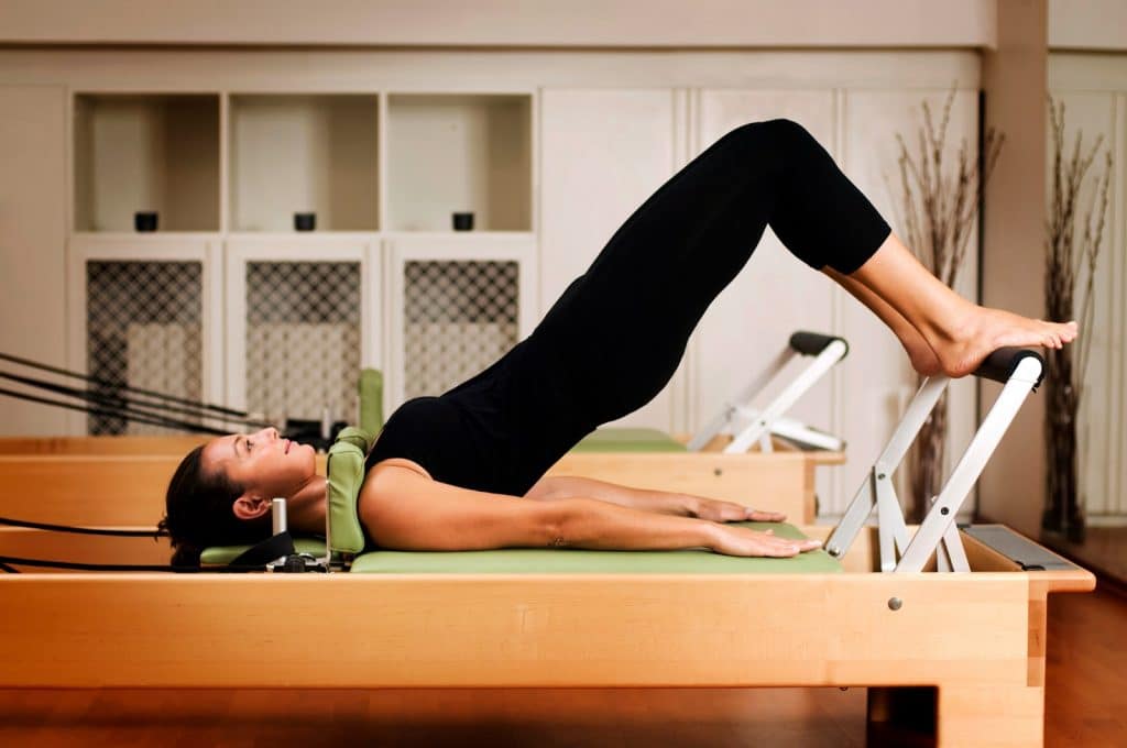 O tratamento conservador para protusão discal requer mudanças de hábitos e exercícios para o fortalecimento da coluna.