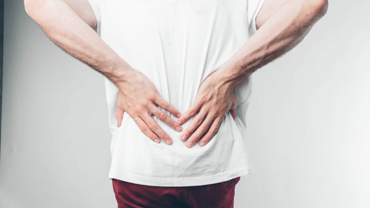homem com dor na coluna por abaulamento discal