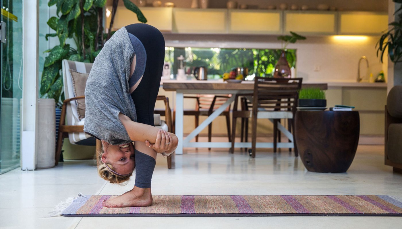 A yoga pode ajudar no tratamento da coluna travada.