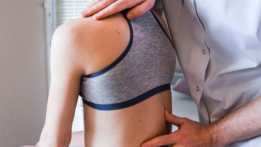 O diagnóstico da dor lombar é feito por um médico especialista em consulta médica com um exame físico