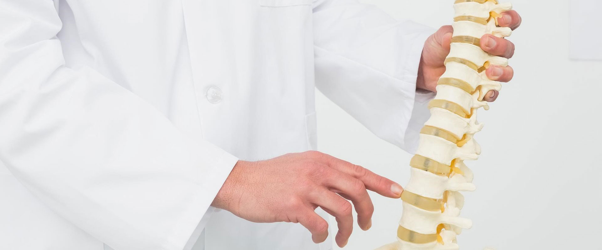 médico avaliando coluna com lordose