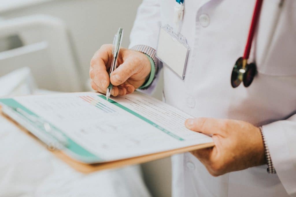O médico de coluna pode prescrever um tratamento conservador ou cirúrgico dependendo do caso.