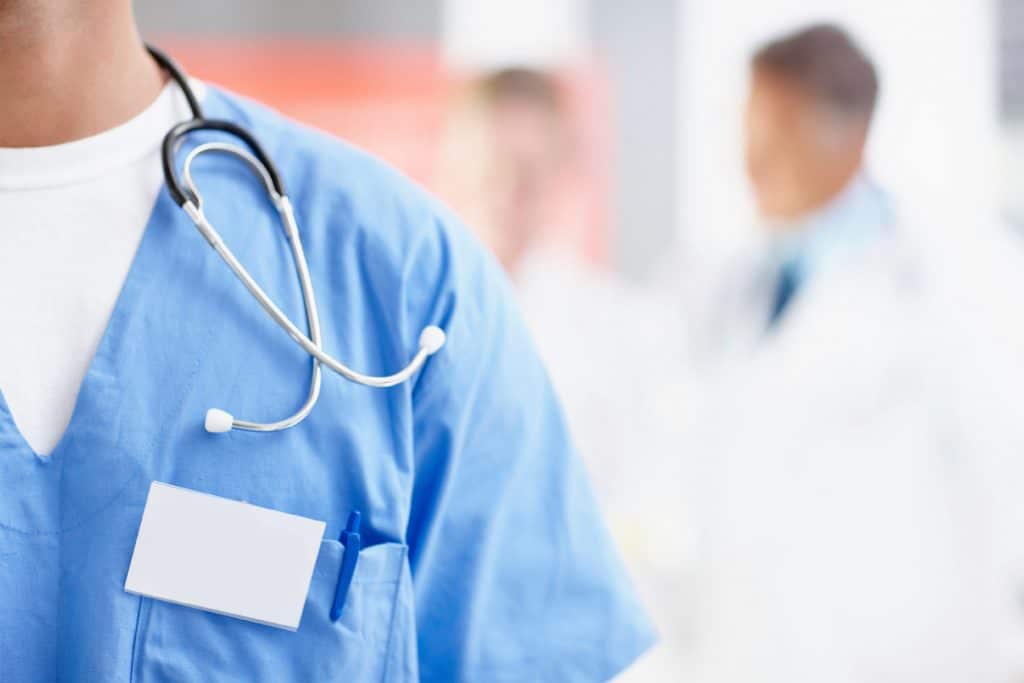 O médico de coluna especialista é um ortopedista, reumatologista, fisiatra intervencionista ou um neurocirurgião